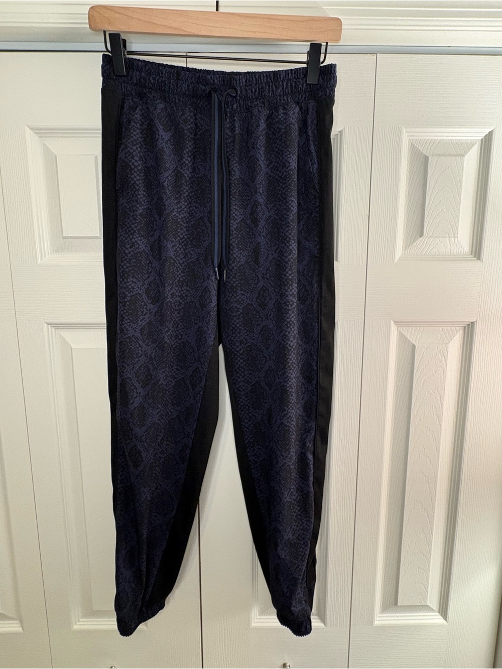 Women’s Athleta Brooklyn Jogger blue and black snakeskin print size 2